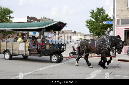 Pferd gezeichneten Wagen fährt beim Straßenfest in Manitowoc, Wisconsin Stockfoto