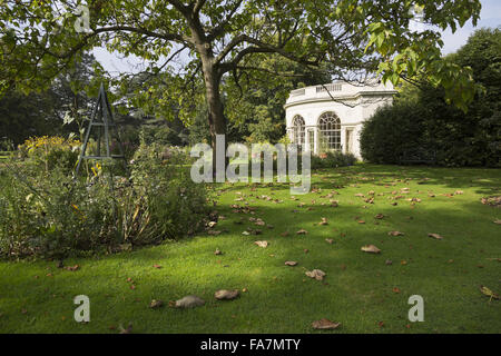 Die halbrunde Gartenhaus Osterley Park und Haus, Middlesex, im September. 1780 erbaut, wurde das Gartenhaus von Robert Adam als Gewächshaus entworfen. Es dient noch heute zarte Pflanzen wie Orangen-und Zitronenbäumen anzeigen. Stockfoto