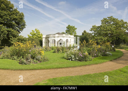 Die halbrunde Gartenhaus Osterley Park und Haus, Middlesex, im September. 1780 erbaut, wurde das Gartenhaus von Robert Adam als Gewächshaus entworfen. Es dient noch heute zarte Pflanzen wie Orangen-und Zitronenbäumen anzeigen. Stockfoto