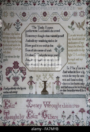 Handarbeiten-Sampler aus dem Jahre 1789, Tintagel Old Post Office, Tintagel, Cornwall. Der Sampler wurde von Elizabeth Leney gearbeitet und verfügt über ein Alphabet, Blumen und Vogelmotiven und ein Gedicht mit dem Titel "The Jugendliche anfordern". Stockfoto