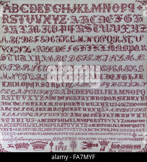 Handarbeiten-Sampler aus dem Jahre 1820, Tintagel Old Post Office, Tintagel, Cornwall. Der Sampler wurde von Elizabeth und Mary Knapp gearbeitet und verfügt über das Alphabet, zahlen, Kronen, Hummer, ein Dampfzug und religiöse Symbole. Stockfoto