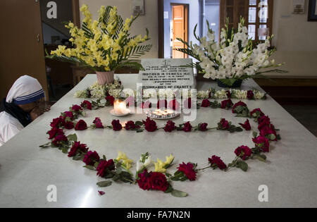 Eine missionarische Liebe Schwester betet am Grab von Mutter Teresa Stockfoto