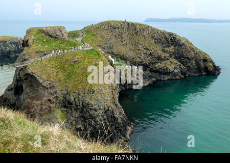 Touristen überqueren die Carrick ein Rede Rope Bridge nach Carrick Island, Ballycastle, County Antrim, Nordirland, Vereinigtes Königreich. Stockfoto