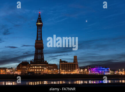 Blackpool Tower & Promenade in der Morgendämmerung mit Planeten Venus in den Himmel. Stockfoto