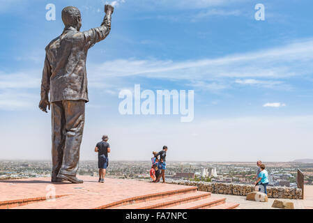 BLOEMFONTEIN, Südafrika, 21. Dezember 2015: 6,5 m Bronze Statue von Nelson Mandela am Naval Hill in Bloemfontein. Waaihoek, Stockfoto