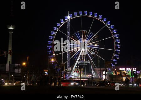 Das Riesenrad auf dem Alexanderplatz Weihnachtsmarkt in Berlin, Deutschland. Der Fernsehturm mit Blick auf das Riesenrad. Stockfoto