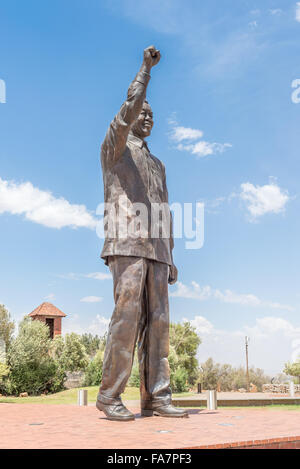 BLOEMFONTEIN, Südafrika, 21. Dezember 2015: 6,5 m Bronze Statue von Nelson Mandela am Naval Hill in Bloemfontein mit Teil Stockfoto