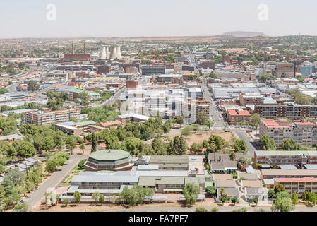 BLOEMFONTEIN, Südafrika, 21. Dezember 2015: Ansicht eines Teils der zentralen Geschäft Bezirk von Bloemfontein vom Naval gesehen Stockfoto