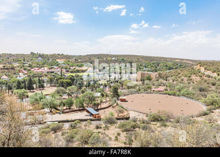 BLOEMFONTEIN, Südafrika, 21. Dezember 2015: ein Wasser-Reservoir an den Hängen des Naval Hill mit der Oranje Meisieskool, die Stockfoto