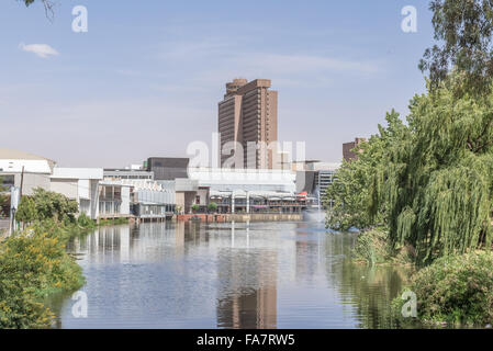 BLOEMFONTEIN, Südafrika, 21. Dezember 2015: Teil des Loch Logan Waterfront mit dem Provincial Government Building Stockfoto