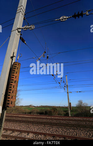 25kV Freileitung Ausrüstung; East Coast Main Line Railway, Peterborough, Cambridgeshire, England, UK Stockfoto