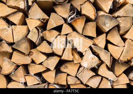 Hintergrund der trockenen Scheitholz meldet sich in einem Haufen Stockfoto