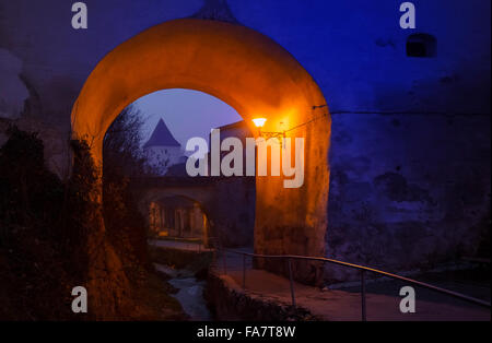 die Straße zum mittelalterlichen weißen Turm in Brasov, Rumänien Stockfoto