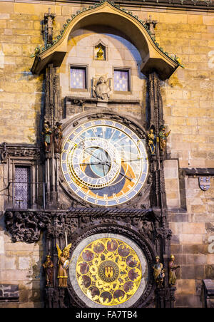 Der Altstädter Ring mit der astronomischen Uhr in der Winternacht in der Stadt Prag Stockfoto