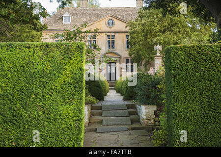 Blick entlang der Pflasterweg zwischen Kasten-Hügel an der Westfront des Hauses am Tintinhull, Somerset. Stockfoto