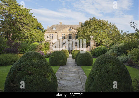 Blick entlang der Pflasterweg zwischen Kasten-Hügel an der Westfront des Hauses am Tintinhull, Somerset. Stockfoto