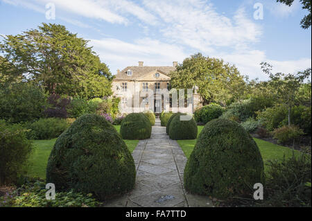 Blick entlang der Pflasterweg zwischen Kasten-Hügel an der Westfront des Hauses am Tintinhull, Somerset. Stockfoto