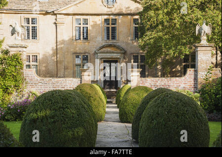 Blick entlang der Pflasterweg zwischen Kasten-Hügel an der Westfront des Hauses am Tintinhull, Somerset. Stockfoto