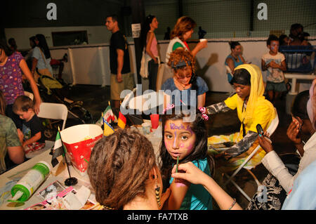 Flüchtlinge zu feiern bei Tucson World Refugee Fest 2012, wo einige ihre US-Staatsbürgerschaft-Papiere in Tucson, Arizona, USA erhalten. Stockfoto