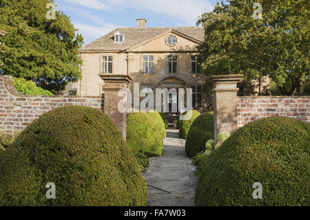 Blick entlang der Pflasterweg zwischen Kasten-Hügel an der Westfront des Hauses am Tintinhull, Somerset. Stockfoto