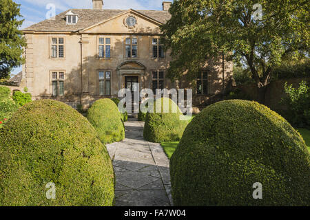 Blick entlang der Pflasterweg zwischen Kasten-Hügel an der Westfront des Hauses am Tintinhull, Somerset. Stockfoto