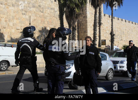 Jerusalem, Jerusalem, Palästina. 23. Dezember 2015. Israelische Polizisten Wache an der Szene, wo eine palästinensische Angreifer nach einem gemeldeten stechenden Angriff neben Jerusalems alte Stadt Jaffa-Tor am 23. Dezember 2015 erschossen wurde. Zwei Palästinenser erstochen drei Israelis in der Nähe der Altstadt von Jerusalem, bevor die Polizei sie erschossen, ein Angreifer tötete und verletzte den anderen, Polizei sagte Credit: Mahfouz Abu Türke/APA Bilder/ZUMA Draht/Alamy Live News Stockfoto