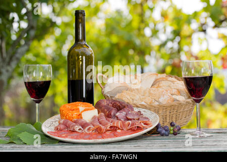 Ländereinstellung Leben mit Wein, Obst, Käse und Fleisch. Im freien Stockfoto