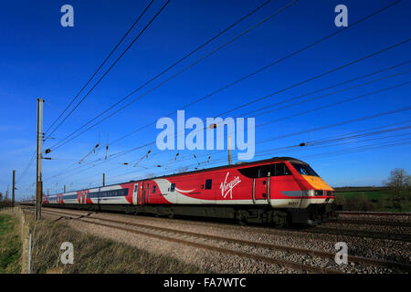 82217 Virgin Trains, elektrischer Hochgeschwindigkeitszug, East Coast Main Line Railway, in der Nähe des Dorfes Creeton, Lincolnshire, England Stockfoto