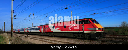 82217 Virgin Trains, elektrischer Hochgeschwindigkeitszug, East Coast Main Line Railway, in der Nähe des Dorfes Creeton, Lincolnshire, England Stockfoto