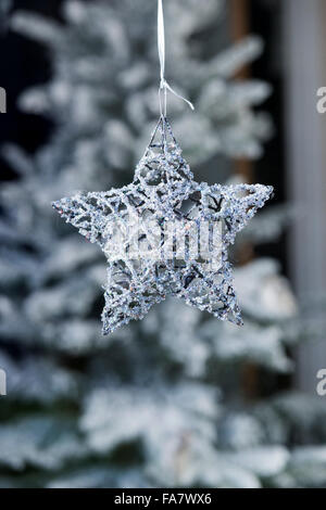 Weihnachtsstern-Dekoration in einem Schaufenster. Cotswolds, England Stockfoto