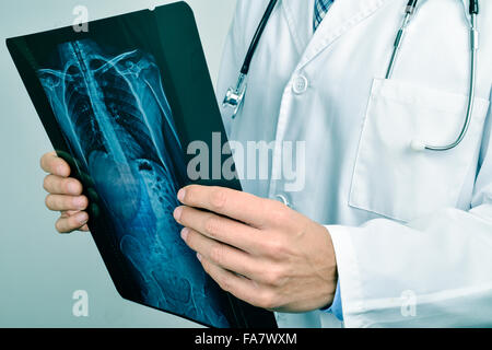 Nahaufnahme eines jungen kaukasischen Arzt Mannes beobachten ein Skelett Röntgen Stockfoto