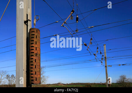 25kV Freileitung Ausrüstung; East Coast Main Line Railway, Peterborough, Cambridgeshire, England, UK Stockfoto