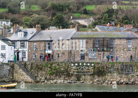 Mousehole, Cornwall, Großbritannien. 23. Dezember 2015. Viele Besucher sind die winzigen Dorf Mousehole in Cornwall heute Abend zu Celebate Bawcock Eva erwartet.  Die legendären Tom Bawcock einsparen, das Dorf vor der Hungersnot bei stürmischem Wetter Fischen ausgehen. Die berühmte Stargazy Fisch Pie, mit hervorstehenden Fisch Köpfen wird im the Ship Inn serviert. Stockfoto