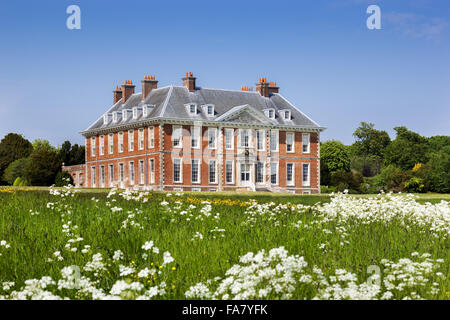 Südfront des Hauses von der Wiese mit weißen Blüten in Uppark House and Garden, West Sussex. Stockfoto