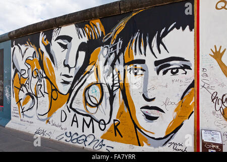 BERLIN, Deutschland - 2. Juli 2014: Fragment der East Side Gallery in Berlin. Es ist ein 1,3 km langer Teil der original Berliner Mauer welche c Stockfoto