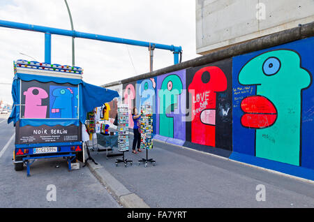 BERLIN, Deutschland - 2. Juli 2014: Fragment der East Side Gallery in Berlin. Es ist ein 1,3 km langer Teil der original Berliner Mauer, die 1989 zusammengebrochen und jetzt ist der größten Welt Graffiti Galerie Stockfoto