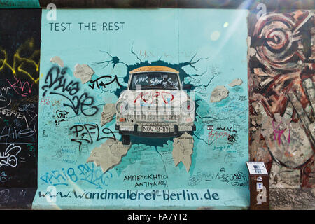 BERLIN, Deutschland - 2. Juli 2014: Fragment der East Side Gallery in Berlin. Es ist ein 1,3 km langer Teil der original Berliner Mauer, die 1989 zusammengebrochen und jetzt ist der größten Welt Graffiti Galerie Stockfoto