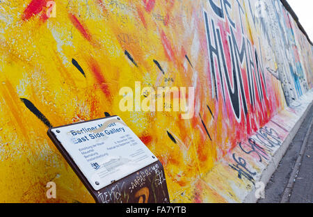 BERLIN, Deutschland - 2. Juli 2014: Fragment der East Side Gallery in Berlin. Es ist ein 1,3 km langer Teil der original Berliner Mauer, die 1989 zusammengebrochen und jetzt ist der größten Welt Graffiti Galerie Stockfoto