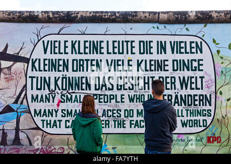 BERLIN, Deutschland - 2. Juli 2014: Fragment der East Side Gallery in Berlin. Es ist ein 1,3 km langer Teil der original Berliner Mauer welche c Stockfoto