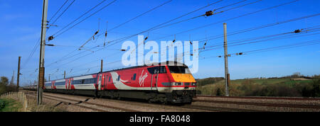 82217 Virgin Trains, elektrischer Hochgeschwindigkeitszug, East Coast Main Line Railway, in der Nähe des Dorfes Creeton, Lincolnshire, England Stockfoto