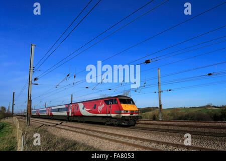 82217 Virgin Trains, elektrischer Hochgeschwindigkeitszug, East Coast Main Line Railway, in der Nähe des Dorfes Creeton, Lincolnshire, England Stockfoto