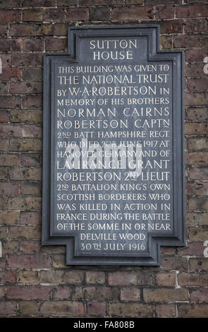 Gedenktafel zu Ehren Captain Norman Cairns Robertson und 2. Leutenant Laurance Grant Robertson, Sutton House, Hackney, London. Sutton House wurde von w.a. Robertson, in Erinnerung an seinen Brüdern Norman und Laurance, der starb an den National Trust gegeben Stockfoto