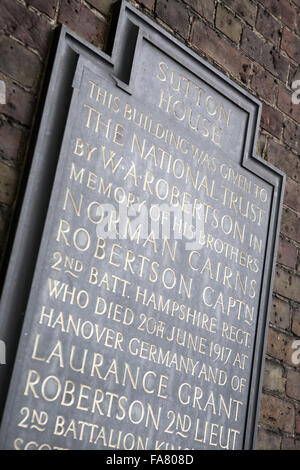 Gedenktafel zu Ehren Captain Norman Cairns Robertson und 2. Leutenant Laurance Grant Robertson, Sutton House, Hackney, London. Sutton House wurde von w.a. Robertson, in Erinnerung an seinen Brüdern Norman und Laurance, der starb an den National Trust gegeben Stockfoto