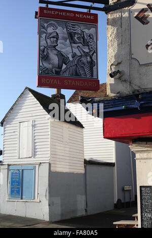 Der Royal Standard (Shepherd Neame) Pub auf der George Street in Hastings Altstadt, East Sussex, Großbritannien Stockfoto