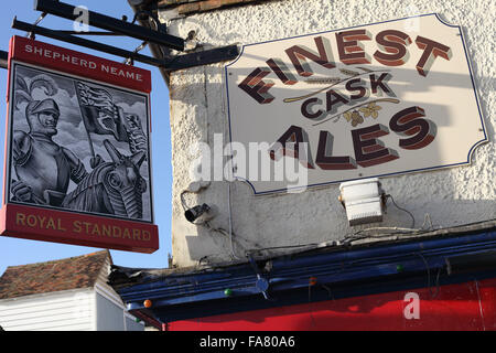 Der Royal Standard (Shepherd Neame) Pub auf der George Street in Hastings Altstadt, East Sussex, Großbritannien Stockfoto