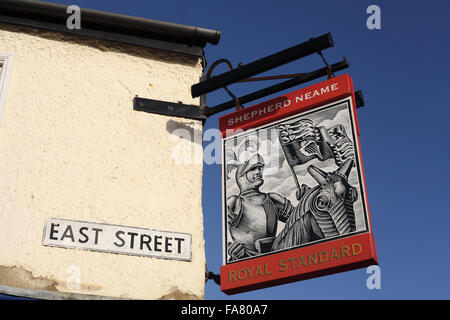 Der Royal Standard (Shepherd Neame) Pub auf der East Street in Hastings Altstadt, East Sussex, Großbritannien Stockfoto