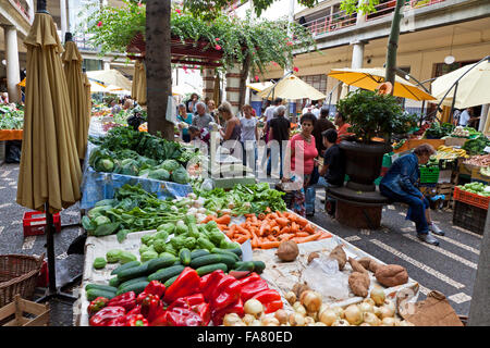 FUNCHAL, PORTUGAL - 14. Juni 2013: Menschen besuchen den berühmten Markt Mercado Dos Lavradores in Funchal, die Hauptstadt der Insel Madeira, Portugal Stockfoto