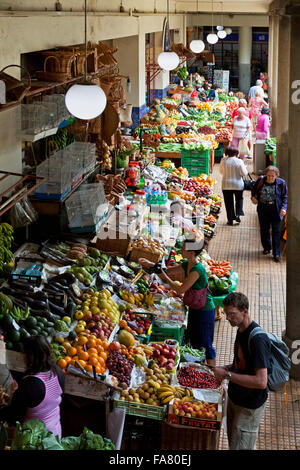 FUNCHAL, PORTUGAL - 14. Juni 2013: Menschen besuchen den berühmten Markt Mercado Dos Lavradores in Funchal, die Hauptstadt der Insel Madeira, Portugal Stockfoto