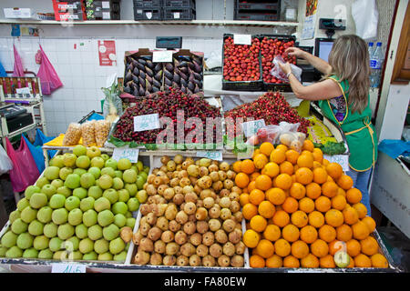 FUNCHAL, PORTUGAL - 14. Juni 2013: Menschen besuchen den berühmten Markt Mercado Dos Lavradores in Funchal, die Hauptstadt der Insel Madeira, Portugal Stockfoto