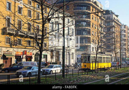 Mailand, Italien - 31. Dezember 2010: Alte traditionelle Straßenbahn (ATM Klasse 1500) auf der Straße von Mailand. Milan-Straßenbahn-Netzbetrieb Stockfoto